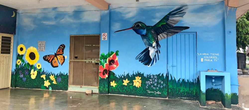 “La vida tiene colores para ti” (Life Has Colors for you) | Murals by Talavera-Ballón | Hostel Brothers on the Road in Ixtepec