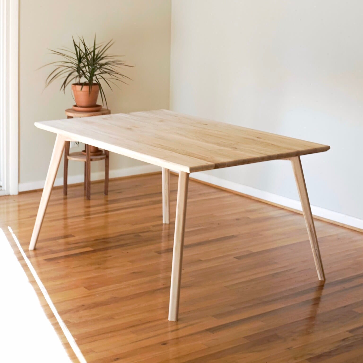 Table industrielle WESTLOCK – Cocktail Scandinave