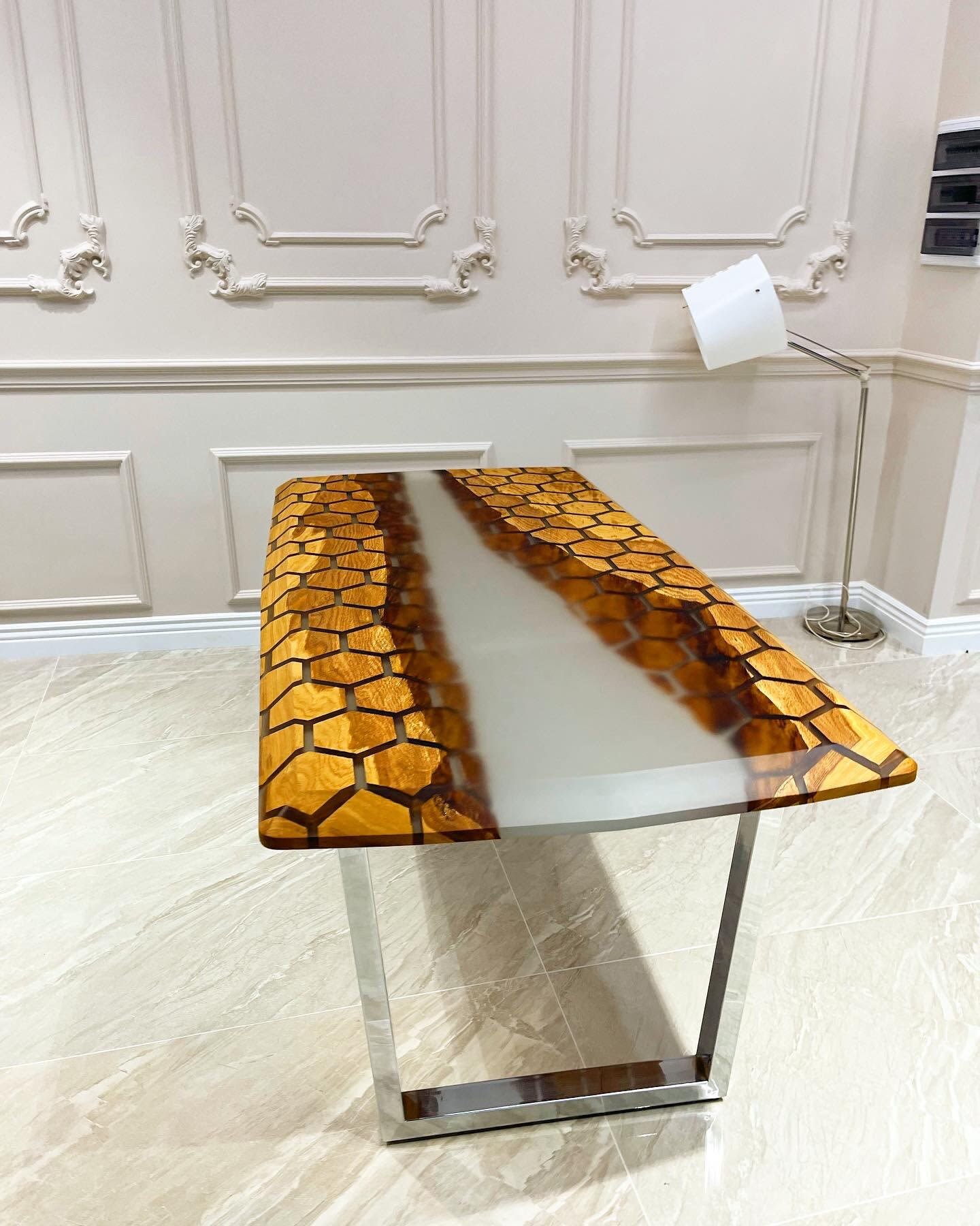Table D'appoint Rivière En Chêne Massif Et Résine époxy, Style Art Déco, Faite Main