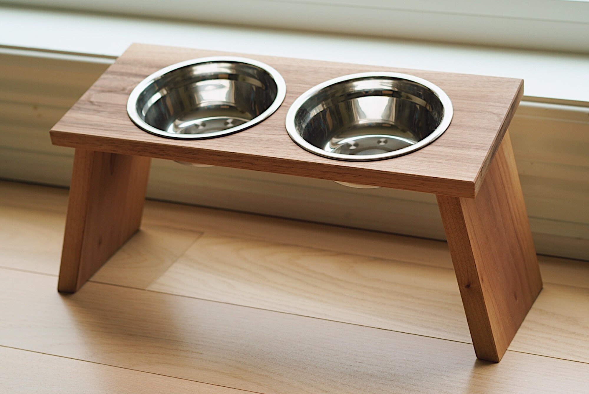 Fashion wooden cat feeding station