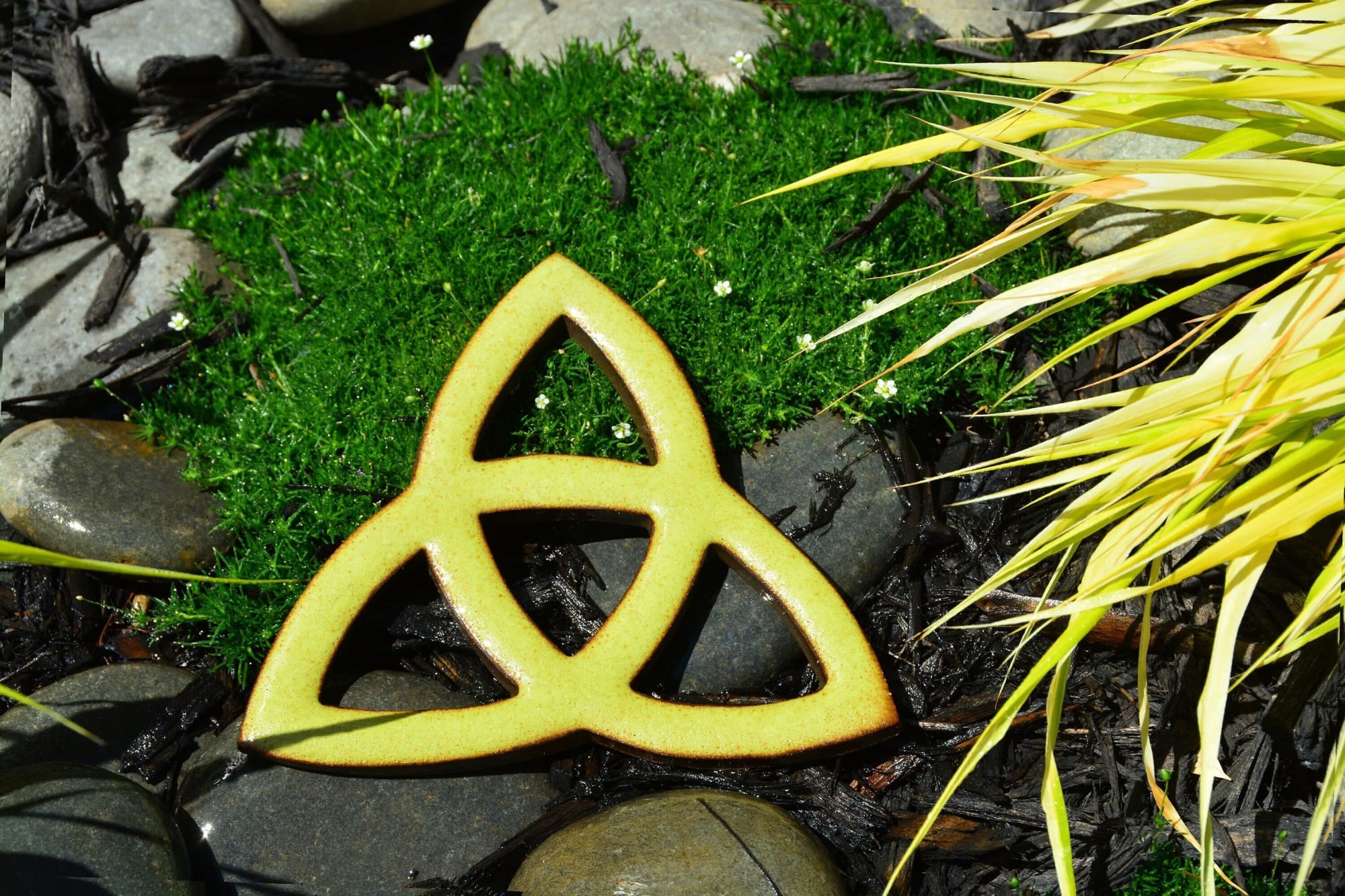 trinity-celtic-knot-singular-earthenware-by-studio-strietnberger