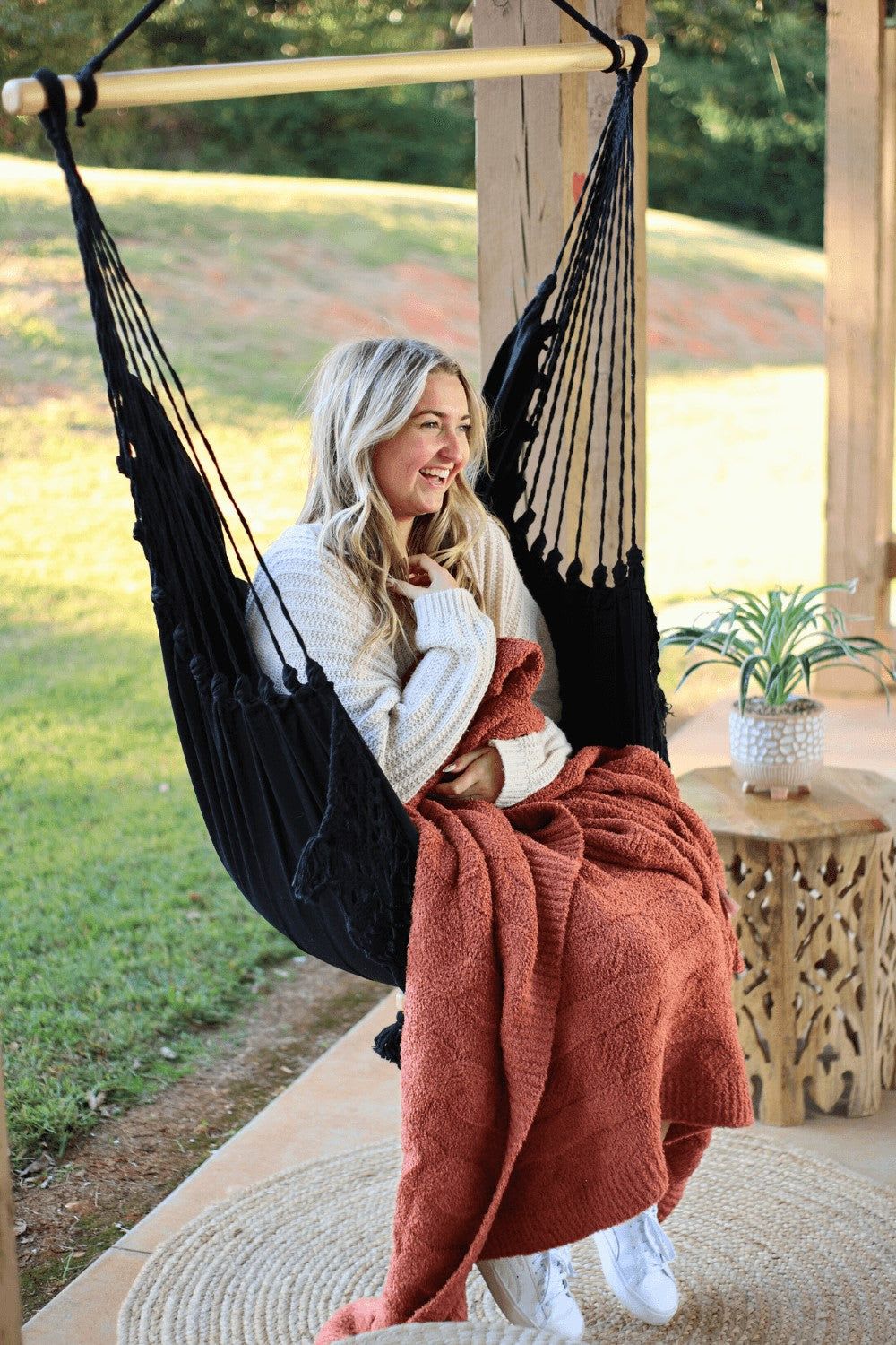 Black macrame hanging discount chair