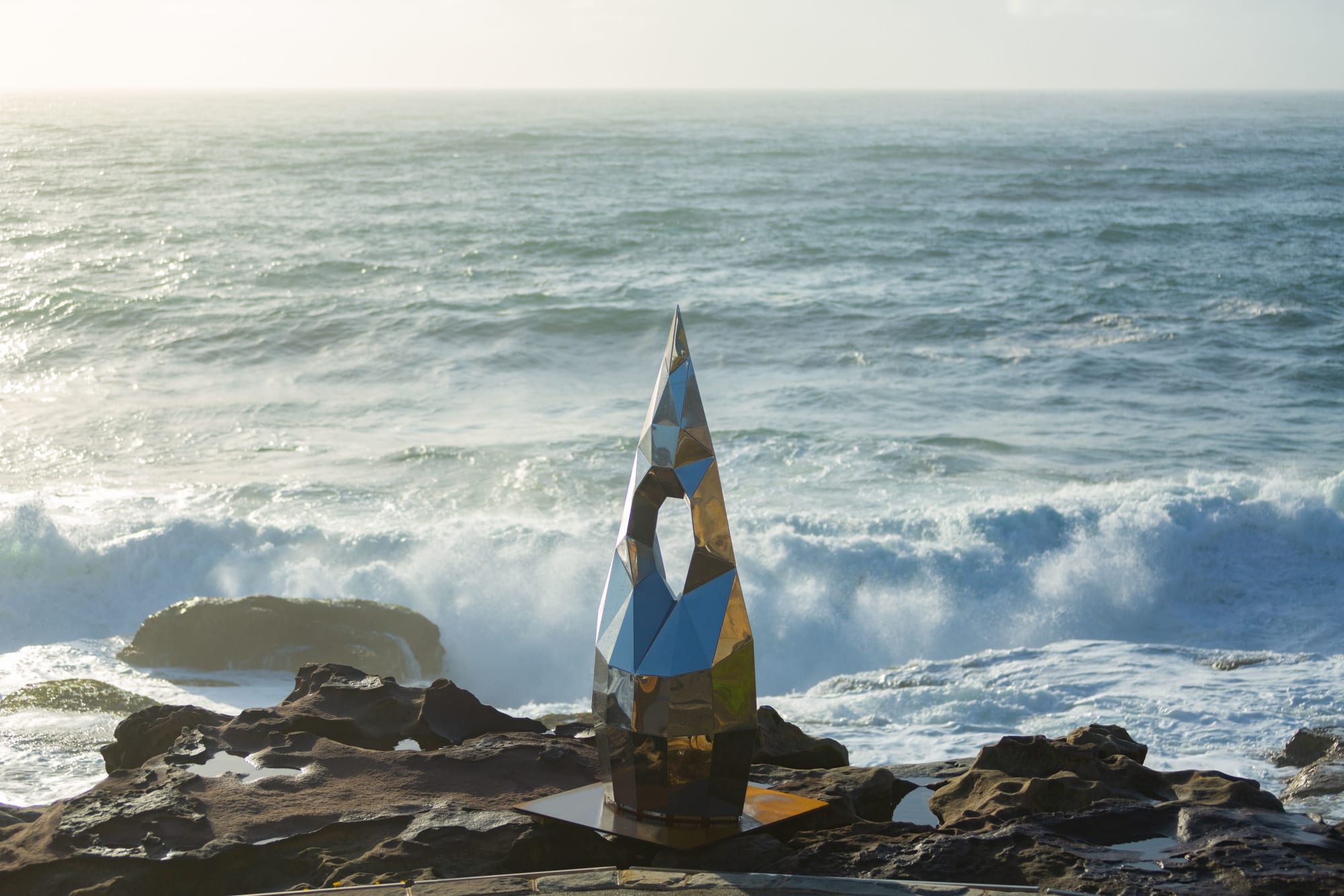 Море 2018. Sculpture by the Sea 2018. Bondy Beach выставка скульптур 2018. Пляж в Сиднее со скульптурами. The guy by the Shore Sydney.