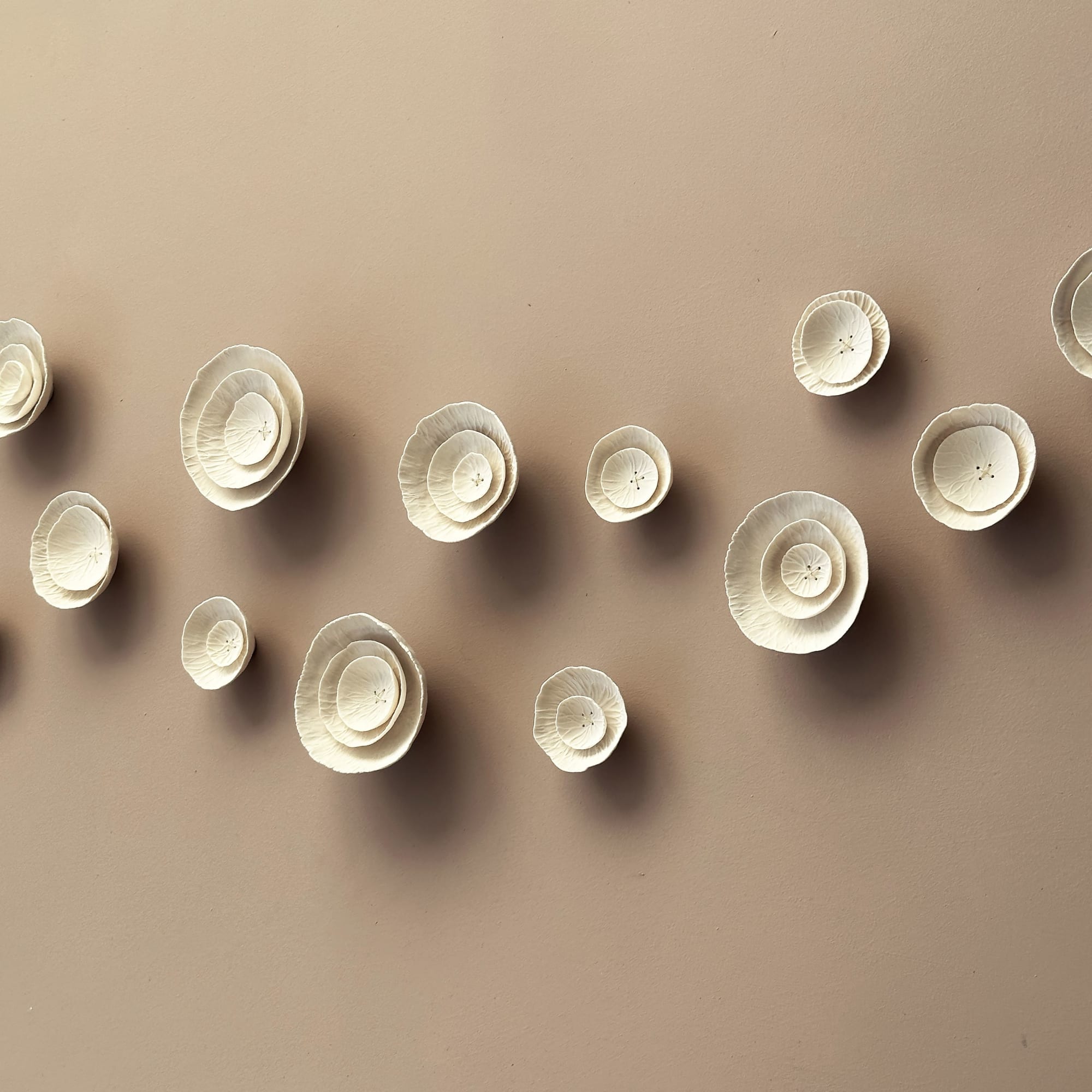 アートオブエンパワリングピープル　SMI Large Abstract wall art set of 23 textured ceramic flowers by