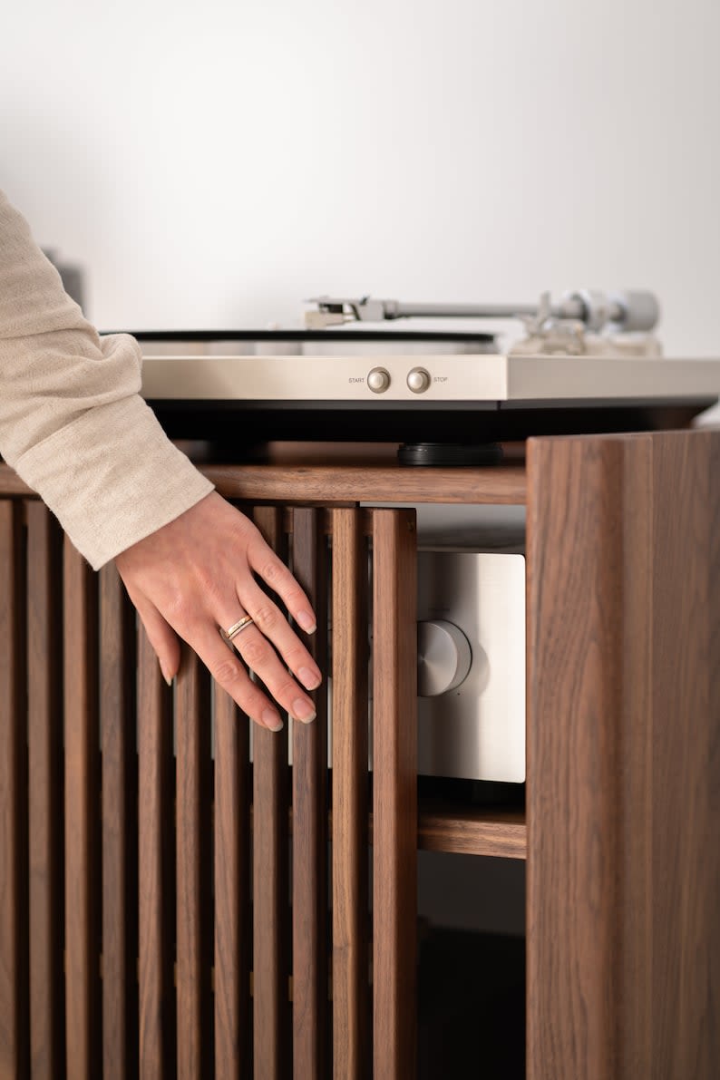 JAMM LOW 111 - Walnut record player stand for small spaces by Mo