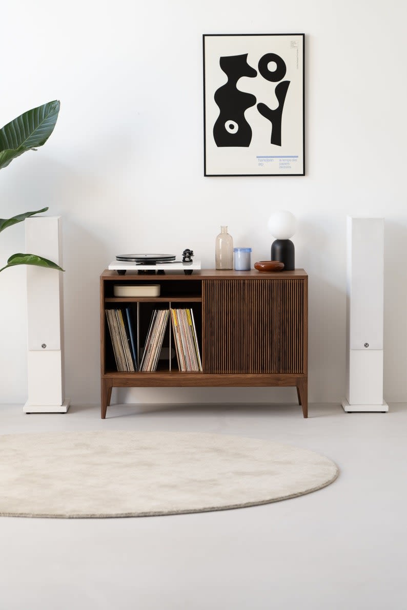 インテリアボード100✖️70 TONN 101 – Walnut Wood Record Player Stand by Mo Woodwork at
