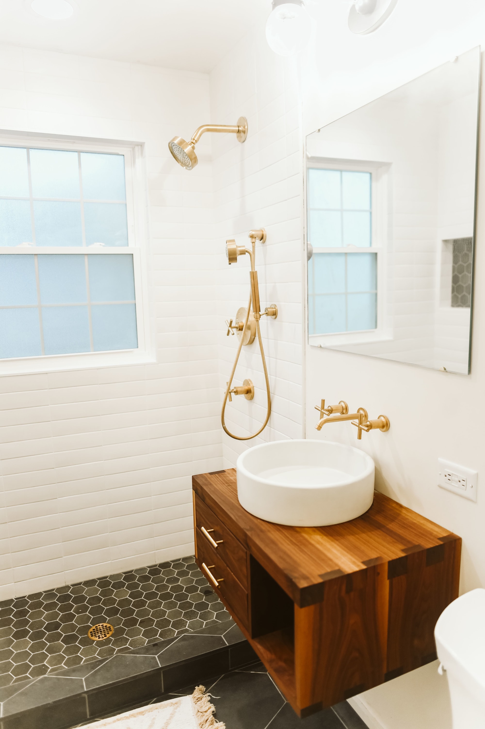 Gold Accent Retro Water Fixtures