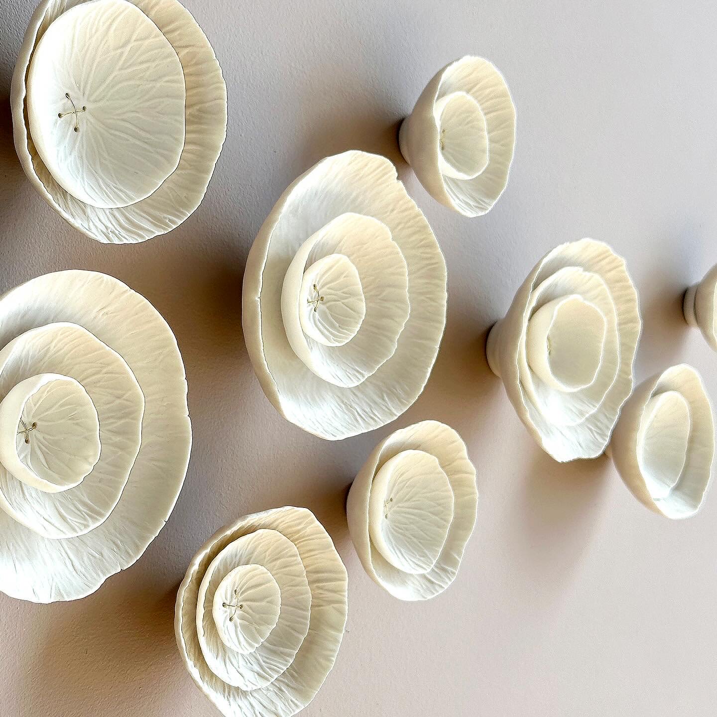 アートオブエンパワリングピープル　SMI Large Abstract wall art set of 23 textured ceramic flowers by