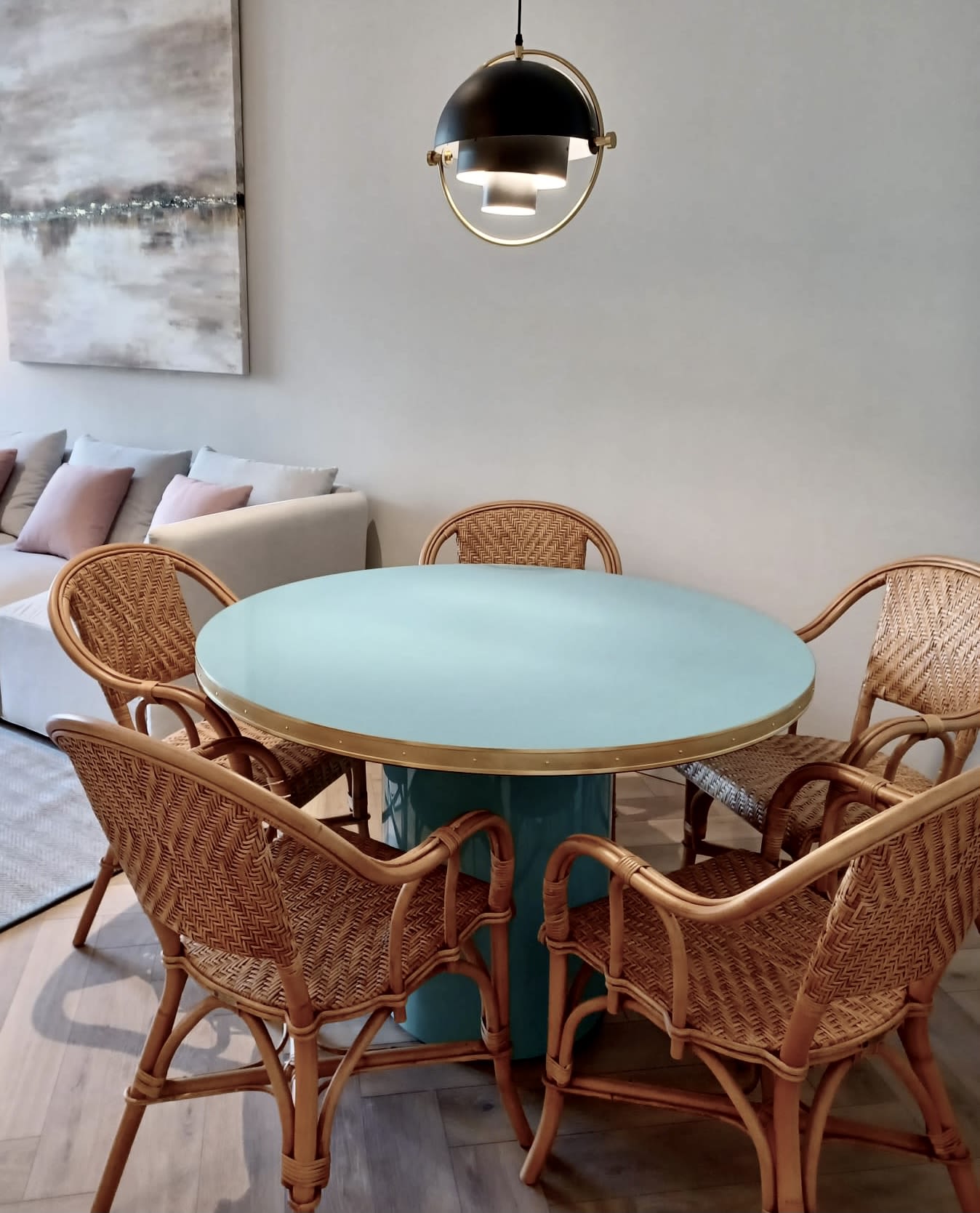 Round gloss online table