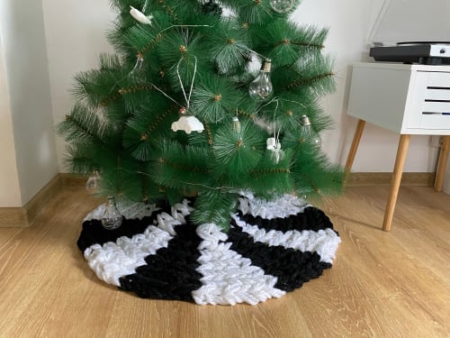 30" Black and white Christmas tree skirt | Rugs by Anzy Home