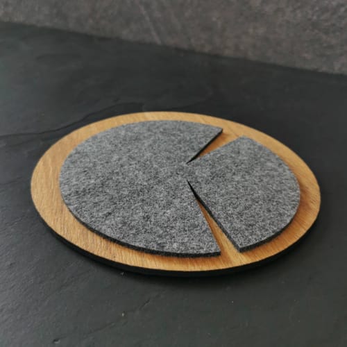 Oak wood and grey felt round shape placemat "Pacman". 1 pc | Serveware by DecoMundo Home