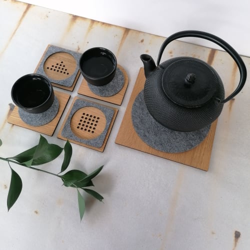 Oakwood and grey felt geometric coasters. Set of 4 | Tableware by DecoMundo Home
