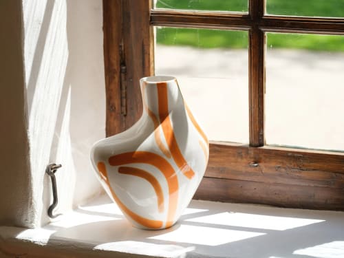 The organic Buste vase Éclat ambré 6 | Vases & Vessels by Laura Dujoncquoy