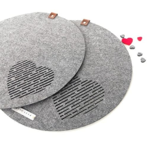 Round, modern grey felt placemats with heart. Set of 2 | Tableware by DecoMundo Home
