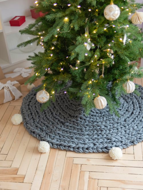 Gray chunky knit Christmas tree skirt | Rugs by Anzy Home