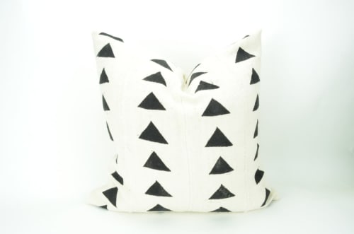black triangle mudcloth pillow // mudcloth cushion case | Pillows by velvet + linen