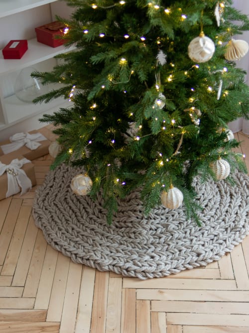 Knitted Christmas tree skirt in champagne color | Rugs by Anzy Home