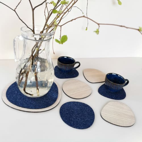 Blue felt and bleached wood oval coasters. Set of 6 | Tableware by DecoMundo Home