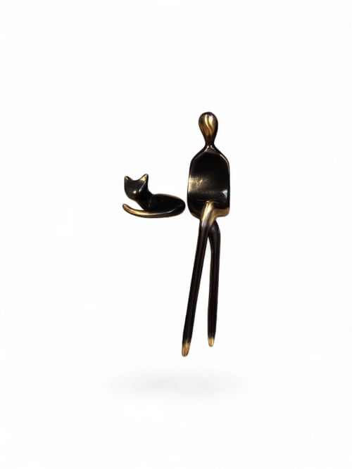 Little Lady- single female figurine with cat | Sculptures by YENNY COCQ