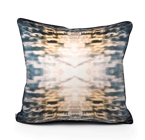 ONDA PILLOW (Velvet) | Pillows by LUMi C