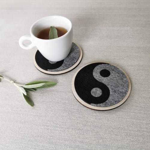 Wood and felt Yin Yang drink coasters. Set of 2 | Tableware by DecoMundo Home
