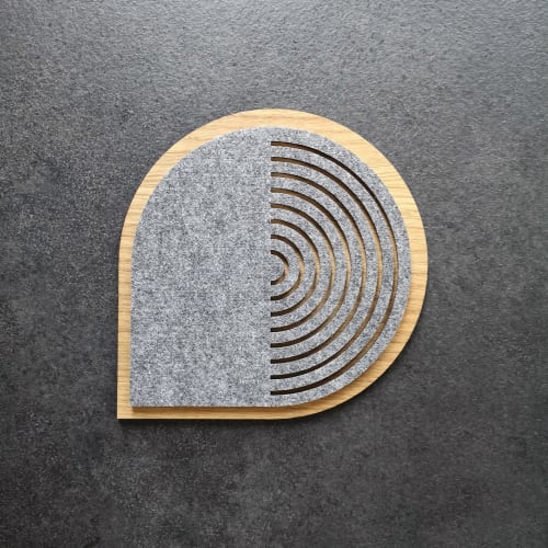 Wood and gray felt drop shape serving placemat "Disco". 1 pc | Tableware by DecoMundo Home