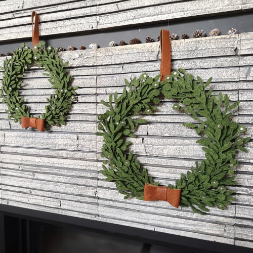 Green felt floral wreath - handmade modern home decor. 1 pc. | Wall Hangings by DecoMundo Home