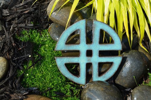 Celtic Knot In Blue | Wall Sculpture in Wall Hangings by Studio Strietnberger / Knottery Pottery - Kathleen Streitenberger