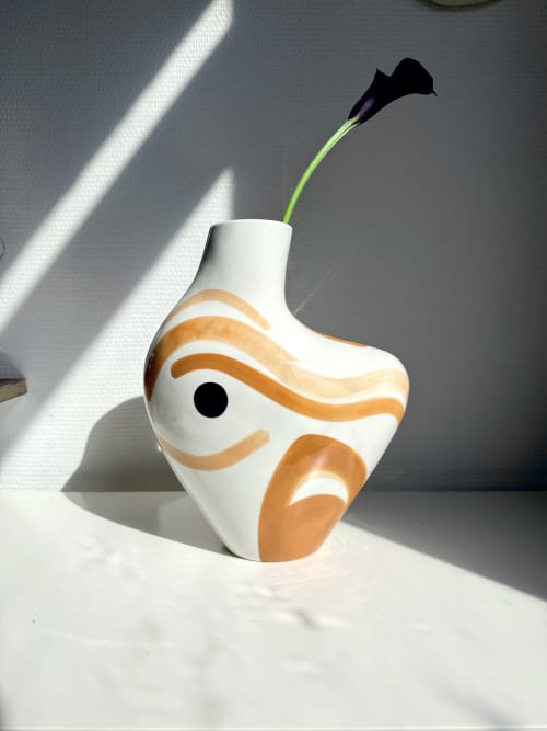 The organic Buste vase Rayon de miel 2 | Vases & Vessels by Laura Dujoncquoy