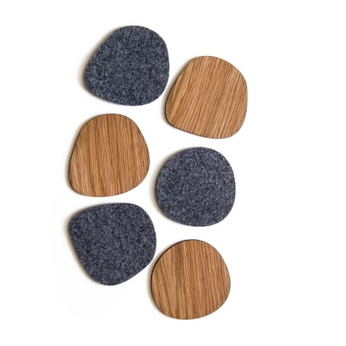 Pebble shape coasters of wood and gray felt. Set of 6 | Tableware by DecoMundo Home