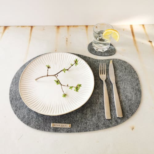 Gray felt irregular oval placemats and coasters. Set for 2 | Tableware by DecoMundo Home