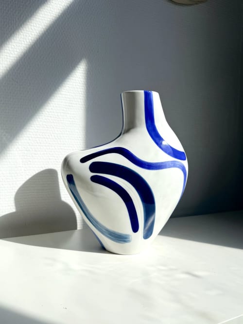 The porcelain Buste vase 3 | Vases & Vessels by Laura Dujoncquoy