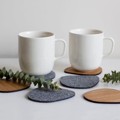 Pebble shape coasters of wood and gray felt. Set of 6 | Tableware by DecoMundo Home