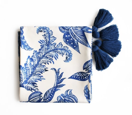 Costa blu Table Runner | Linens & Bedding by OSLÉ HOME DECOR