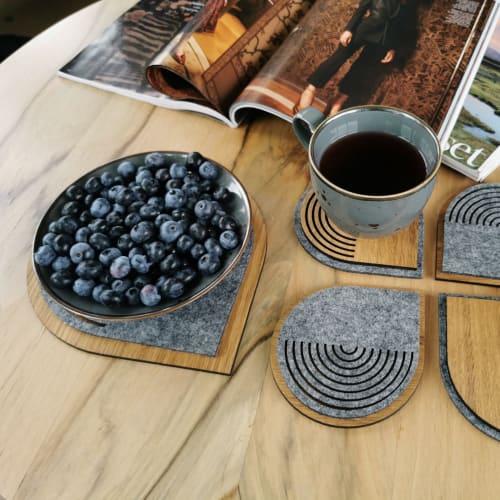 Wood and gray felt drop shape serving placemat "Disco". 1 pc | Tableware by DecoMundo Home