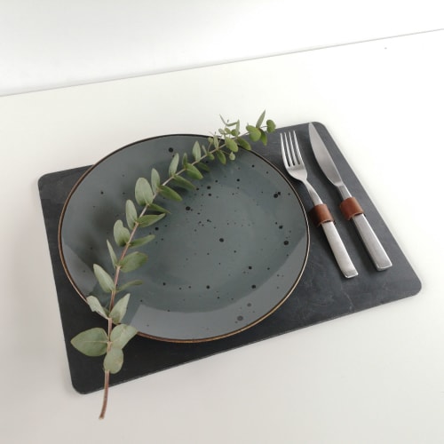 Exclusive black placemat of slate rock and felt, 1 pc. | Tableware by DecoMundo Home