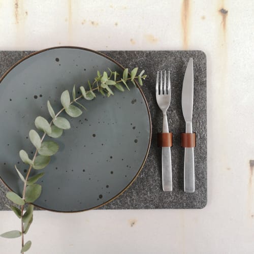 Luxurious placemat for dinning table (glossy gray), 1 pc. | Tableware by DecoMundo Home