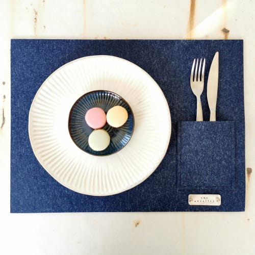 Indigo blue felt placemats with cutlery pocket. Set of 2 | Tableware by DecoMundo Home