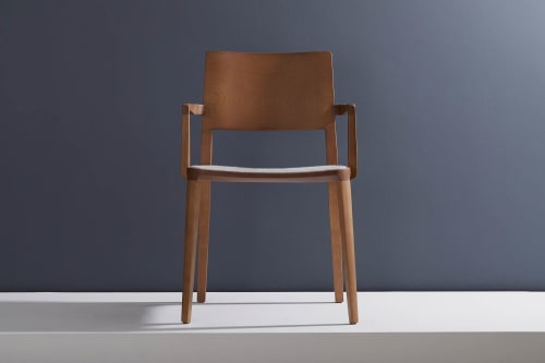 "Evo" CE4. Arms, Honey Solid Wood, Textile Seating | Chairs by SIMONINI