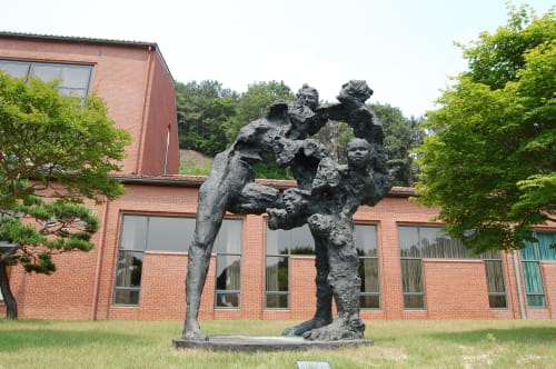 A Family of Faces | Public Sculptures by Won Lee | Private Residence in Yongin-si