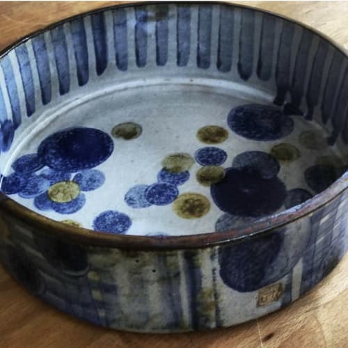 Round stoneware serving / salad / fruit bowl