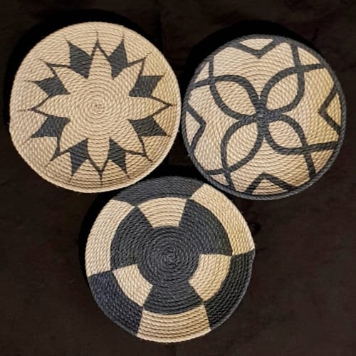 Handmade personalized African wall plates and African basket | Decorative Plate in Decorative Objects by Sarmal Design