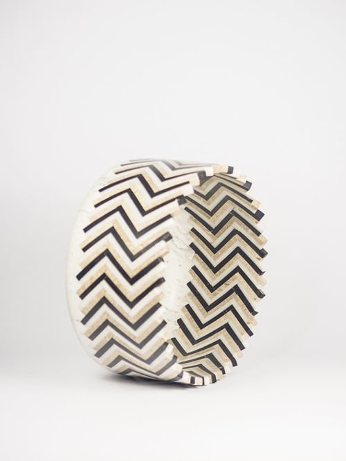 ZigZag - bianco nero | Planter in Vases & Vessels by gumdesign