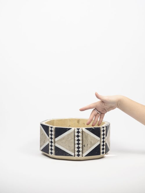 Triangoli - bianco nero | Decorative Bowl in Decorative Objects by gumdesign