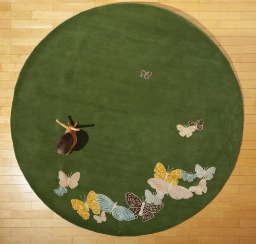Spirit in the Sky rug. Butterflies on green background | Rugs by Sergio Mannino Studio