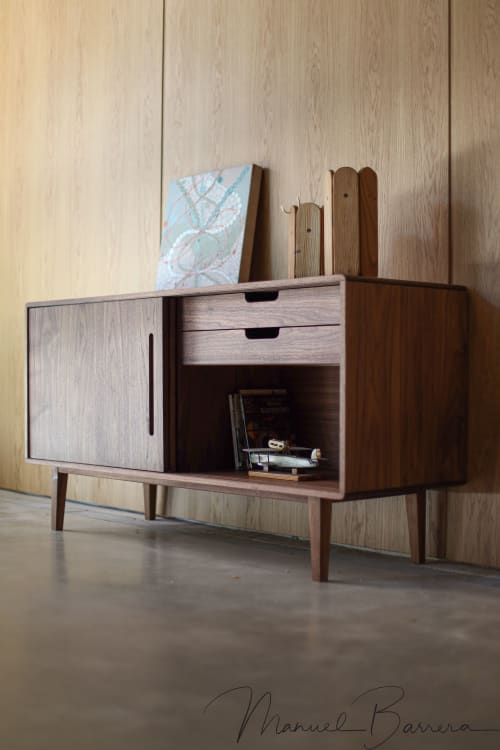 Credenza with Sliding Lacquered Doors | Storage by Manuel Barrera Habitables