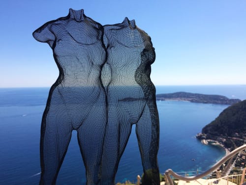 Wire-mesh sculpture of two girls ‘TUFOLD’ | Sculptures by David Begbie MRSS | Chevre d'or in Èze
