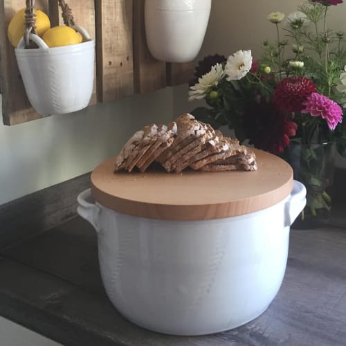 Bread pot with beech lid which doubles up as cutting board