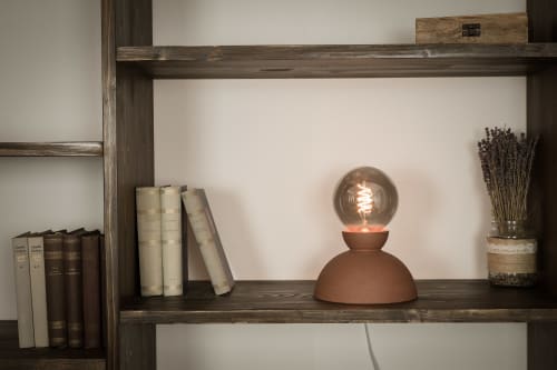 Halsbånd table lamp white - A sculpture and a light. | Lamps by ENOceramics