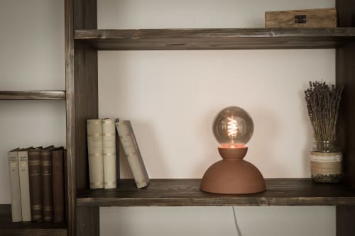 Halsbånd table lamp white - A sculpture and a light. | Lamps by ENOceramics